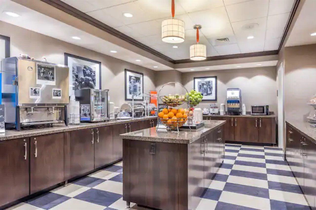 Hampton Inn & Suites Madison Downtown Екстер'єр фото