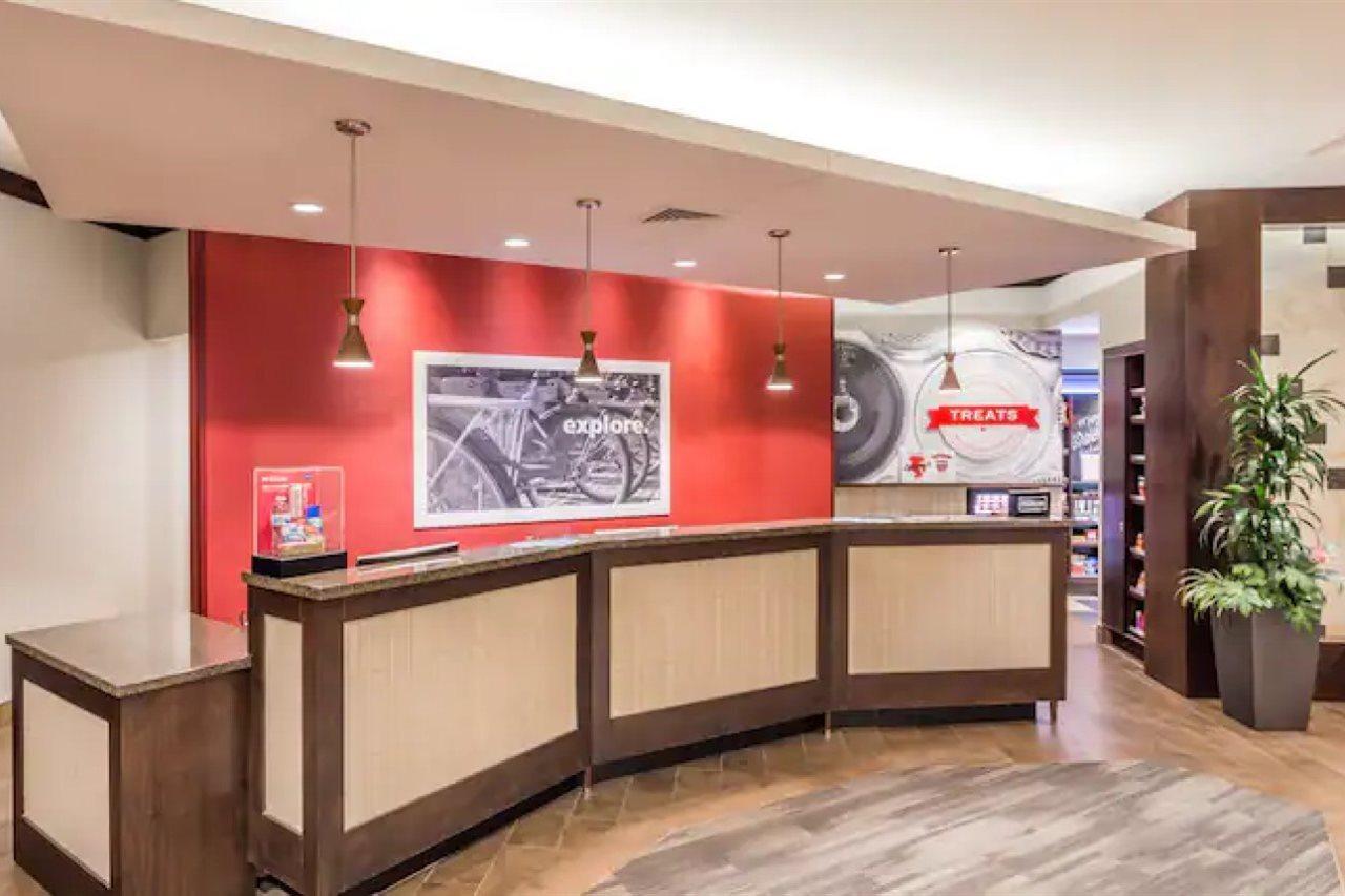 Hampton Inn & Suites Madison Downtown Екстер'єр фото