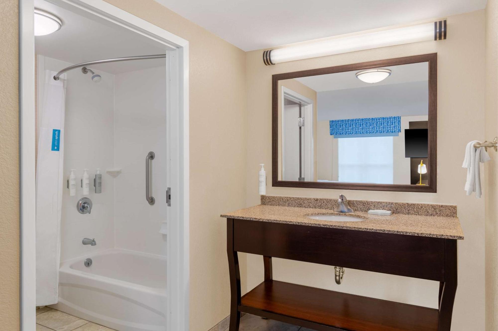 Hampton Inn & Suites Madison Downtown Екстер'єр фото